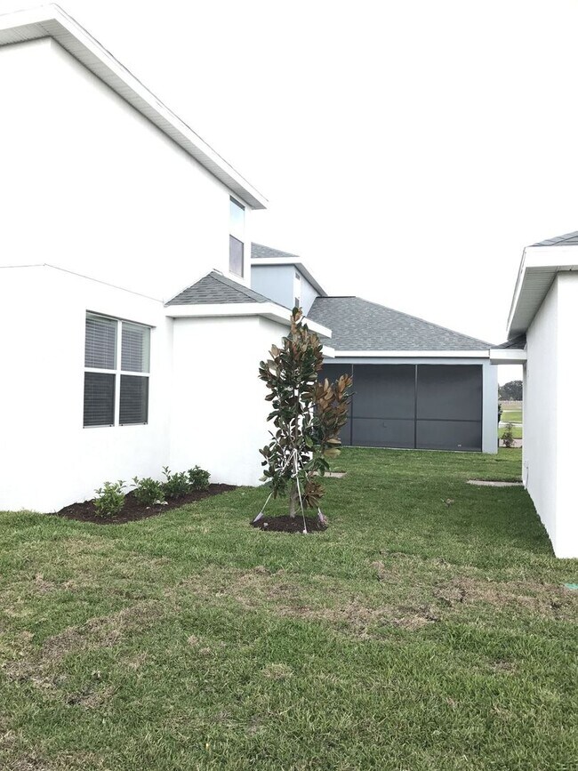 Building Photo - Newer 3/2.5ba Home at The Oaks in Moss Park with FREE Internet, Cable and Phone