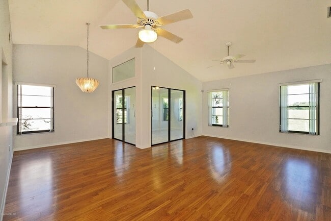 Building Photo - 840 Ridge Lake Dr