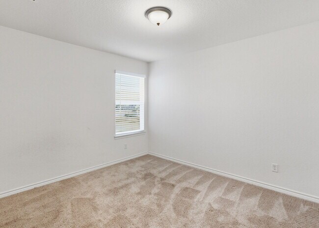 Building Photo - This spacious 4-bed/3-bath two-story rental is a gem waiting for you!