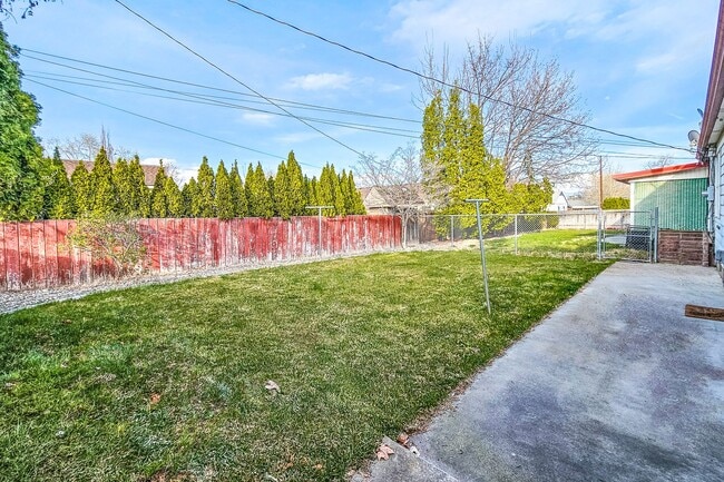 Building Photo - 2-Bed 1-Bath Duplex Unit in the Heart of R...