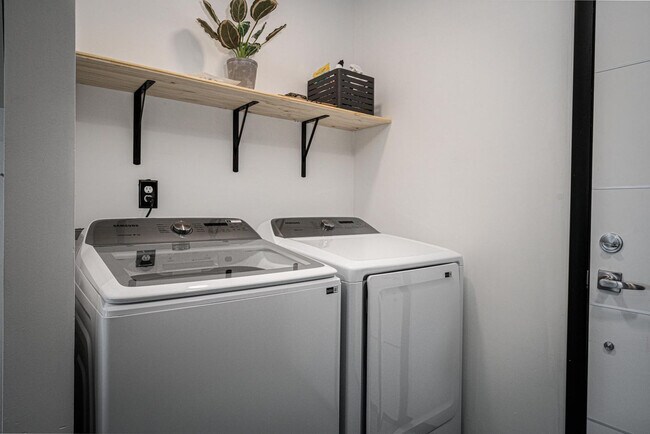 Building Photo - 5850 Devington Cir