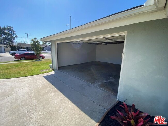 Building Photo - 5421 Hendricksen Dr