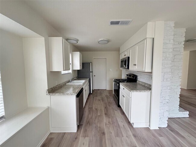 Building Photo - 1700 W Mesa Park Dr