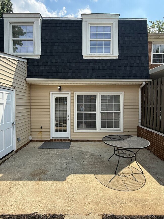 Building Photo - Beautifully updated 3-bedroom townhome in the heart of South Charlotte.