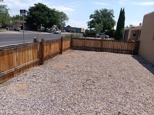 Building Photo - 3 Bedroom, 2-Bathroom in the NE Heights, Close to Everything.