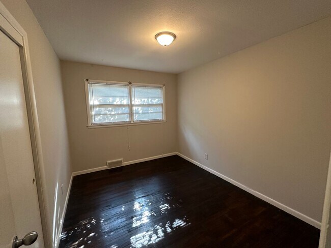 Building Photo - Updated 3 Bedroom Home with Large Kitchen ...