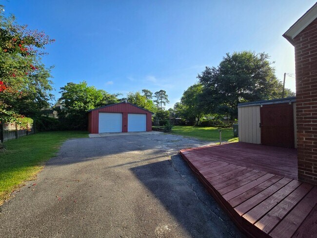 Building Photo - 5 Bedroom home