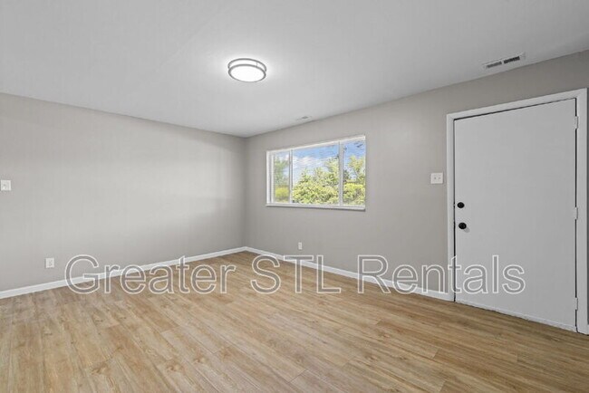 Building Photo - 1412 E Pitman Ave