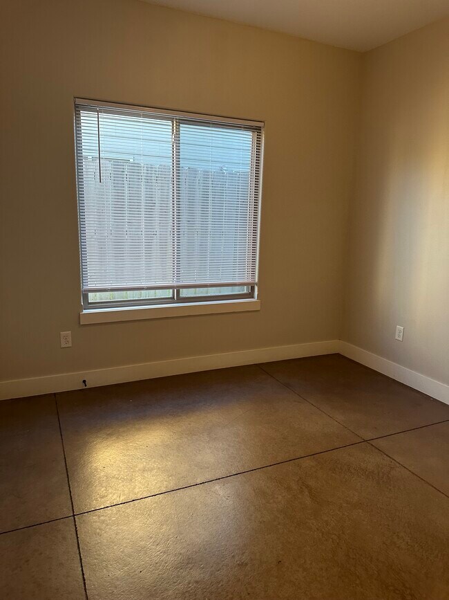 Building Photo - 4723 N Hillside Ct