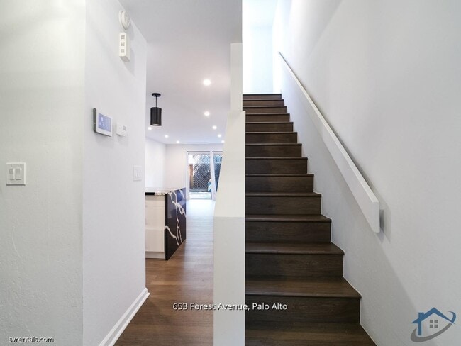 Building Photo - 653 Forest Ave