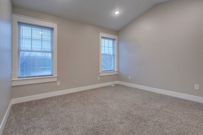 Building Photo - Three Bedroom Townhome