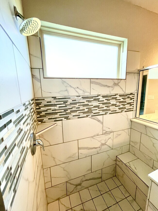 Building Photo - 15306 Comanche Grv