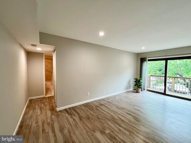 Building Photo - 702 Meadow Woods Ln