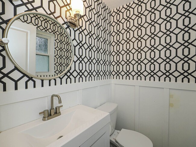 Building Photo - 5 Bedroom, 2.5 Bathrooms Home