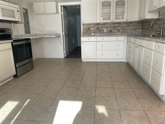Building Photo - Remodeled Basement Apartment, 3 Bedrooms!