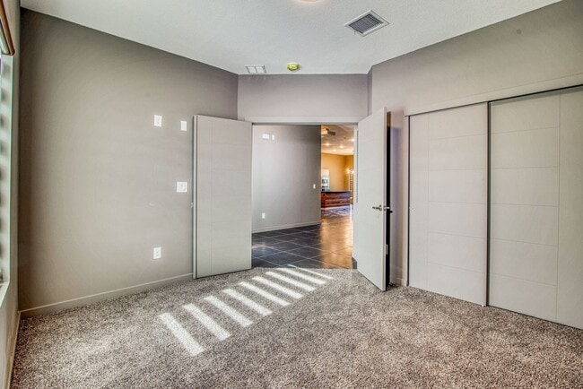 Building Photo - Beautiful East side House 4 bed-2.5 baths, part of The Overlook Casa Club that includes Swimming ...