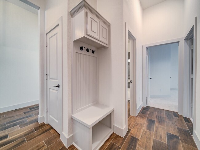 Building Photo - 3401 Riverlawn Dr