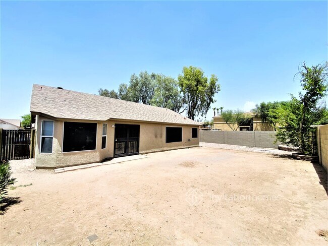 Building Photo - 793 E Mariposa Pl