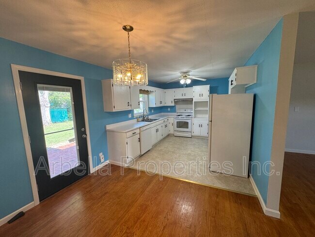 Building Photo - 1713 Seward Dr