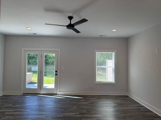 Building Photo - The Allure Townhomes Newer Rustburg Community