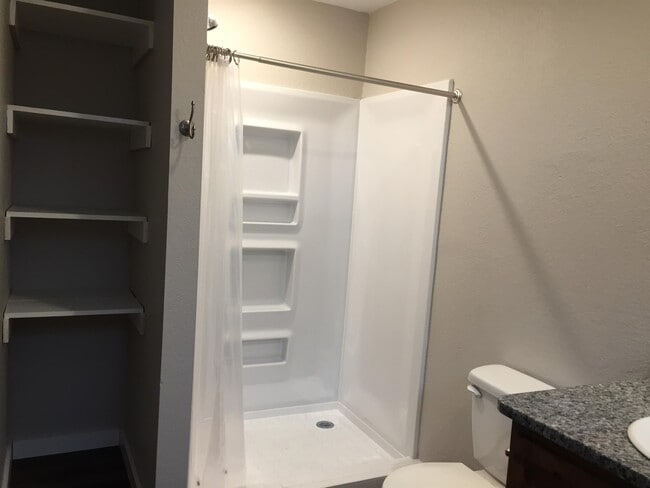 Building Photo - 501 E Oak Ridge Dr