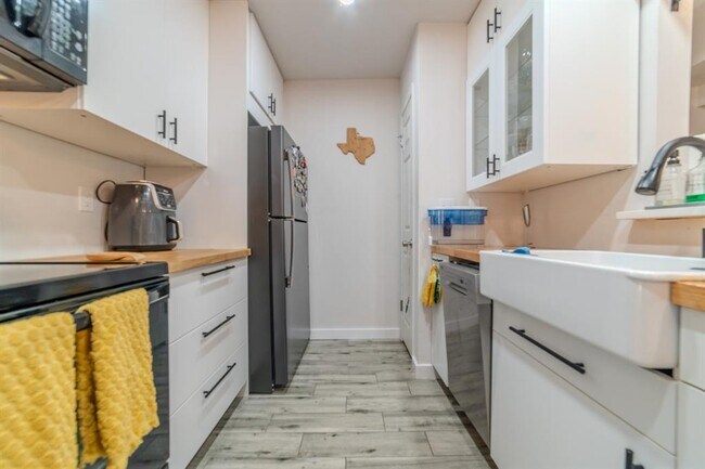 Building Photo - 1015 E Yager Ln