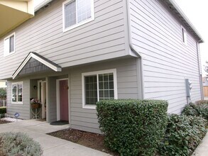 Building Photo - Nice two story 2 bedroom townhouse