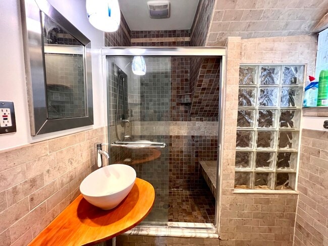 Building Photo - 5735 Howe St