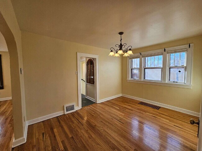 Building Photo - 1401 Roslyn St