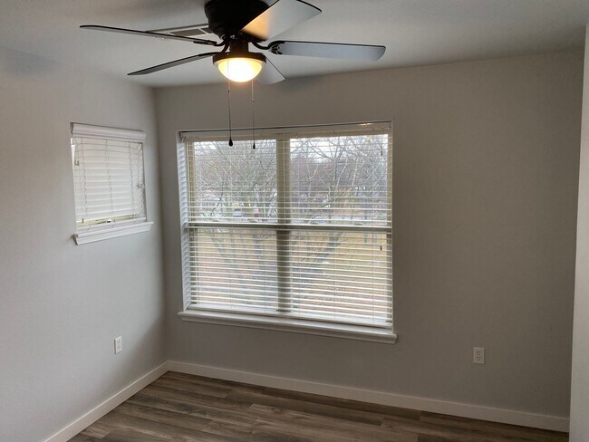 Building Photo - School Year Lease! 3 Bedrooms, 2.5 Bathrooms Townhouse near University of Arkansas - 1x Car Garag...