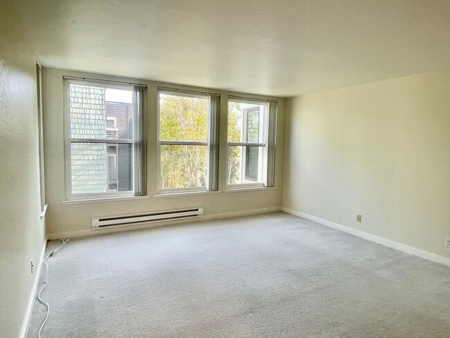 Building Photo - Light Filled, Pristine 1br/1Ba Condo w/Par...