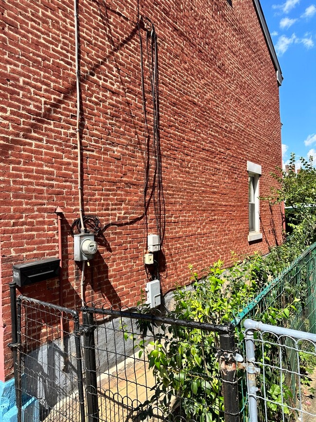 Building Photo - 327 44th St