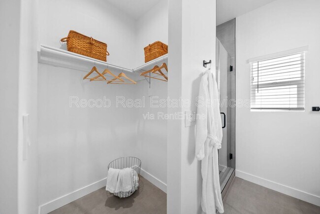 Building Photo - 4286 Samoset Ave