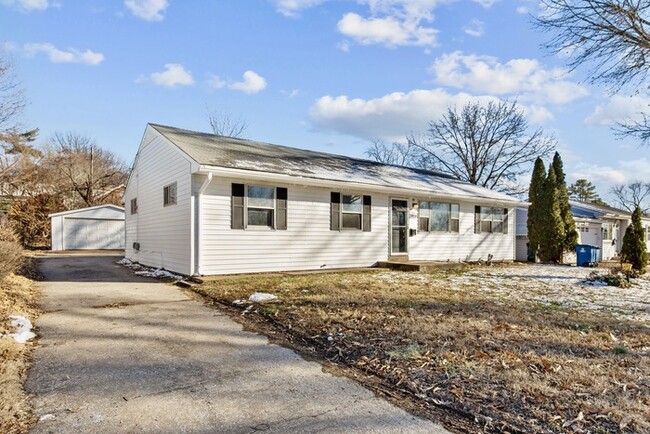 Building Photo - Beautiful 5 bedroom home