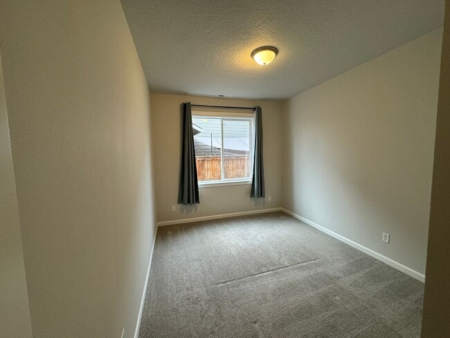 Building Photo - Charming 3-Bedroom Home