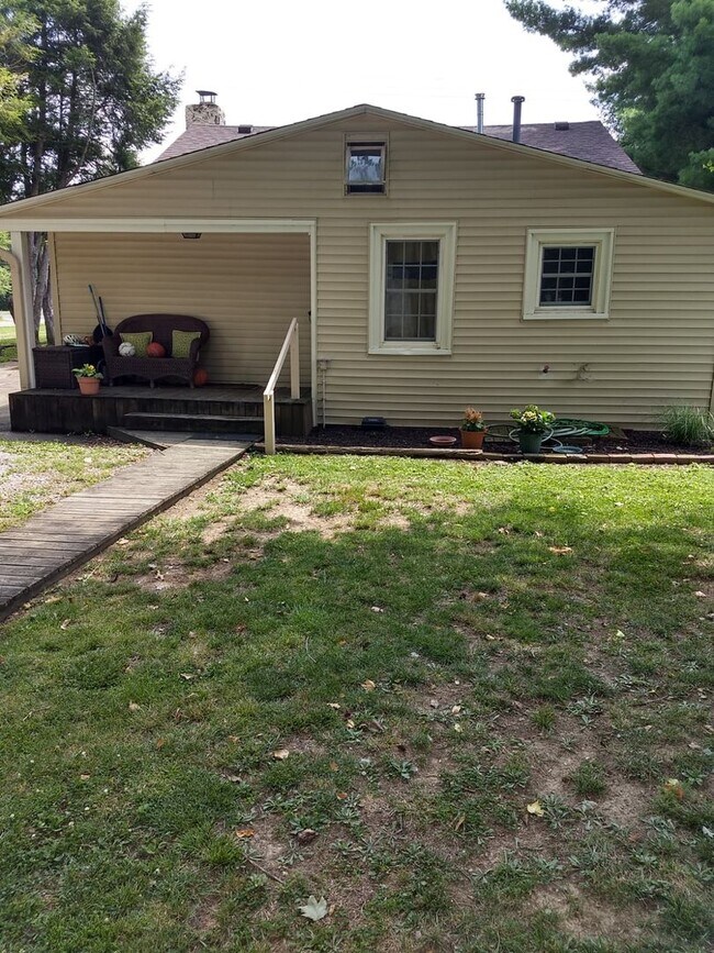 Building Photo - 3 Bed/2 Bath Single Fmaily Home
