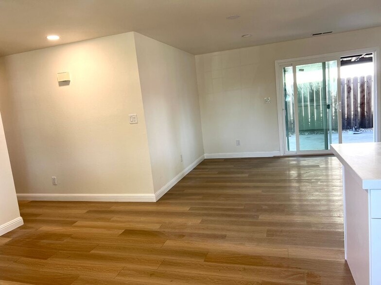 Building Photo - 618 Madsen Dr