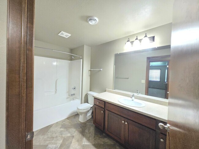 Building Photo - East Sioux Falls 4 Bed, 3 Bath Walkout Twi...