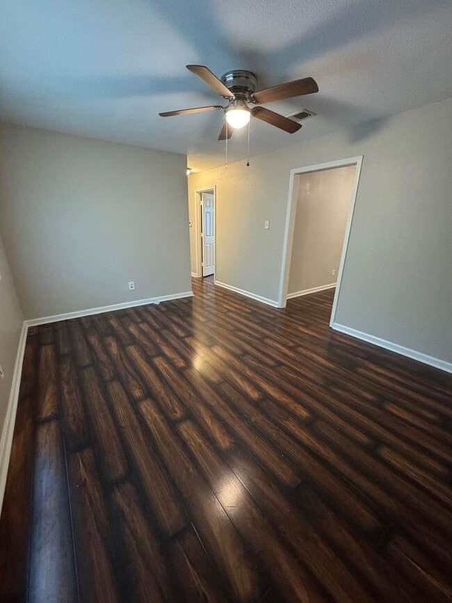 Building Photo - 2857 Lakeland Dr