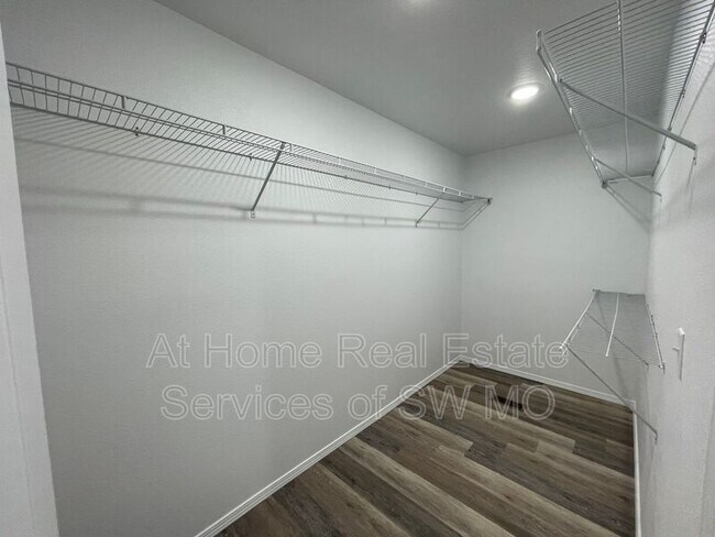 Building Photo - 656 S Southgate Dr