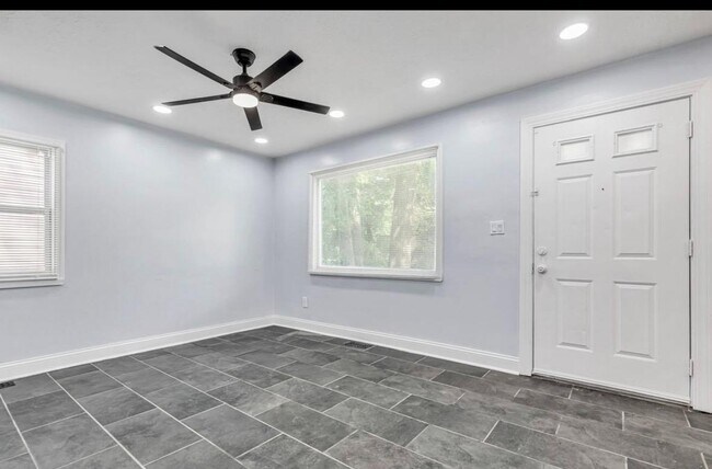 Building Photo - 10012 Elizabeth Ave