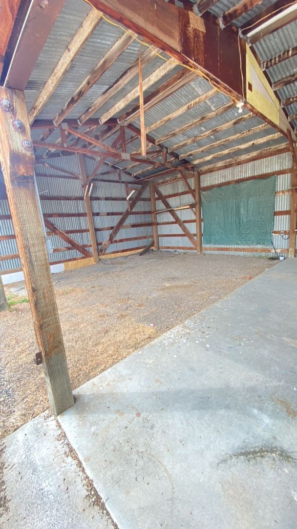 Building Photo - Great Little Home Out Of Town With Lots To...