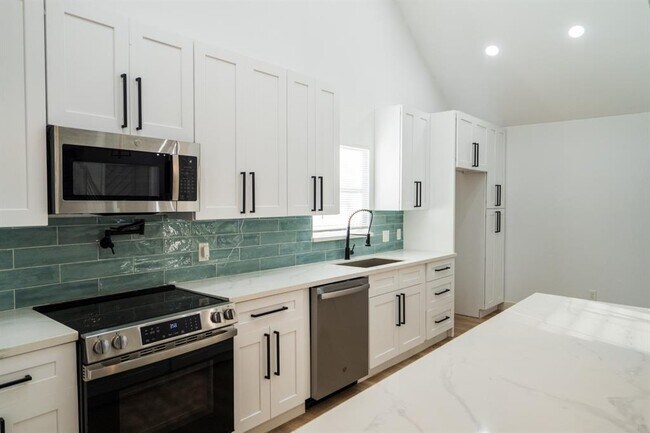 Building Photo - 1402 Bayou Shore Dr