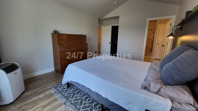 Building Photo - *Half Off First Month!* Stylish and Modern...