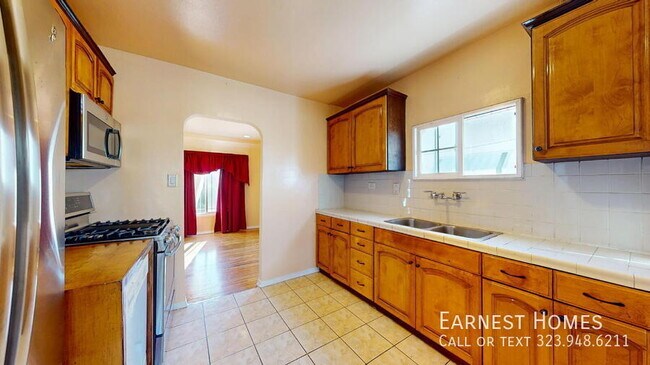 Building Photo - 517 E Chestnut St