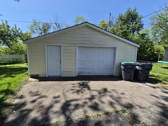 Building Photo - 464 Carol Dr