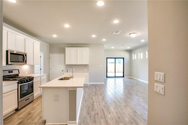 Building Photo - 2801 Stone Branch Dr