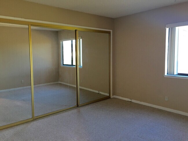Building Photo - Large 3 bedroom, 2 bathroom condo with ama...