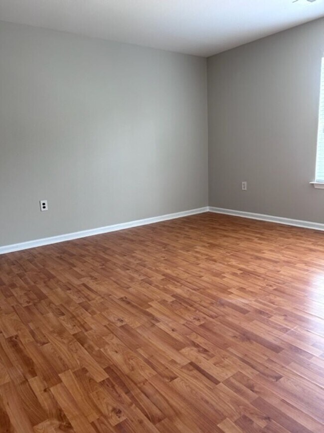 Building Photo - Stunning 4 Bedroom Home in Coulwood East Community