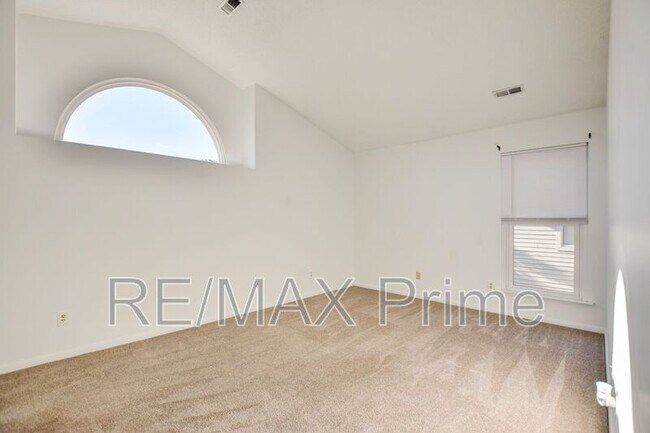 Building Photo - 525 E Lake Cir